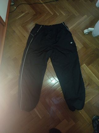 PANTALÓN NIKE TN de segunda mano por 150 EUR en Madrid en WALLAPOP