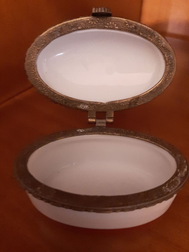 Pequeño cajita de porcelana.