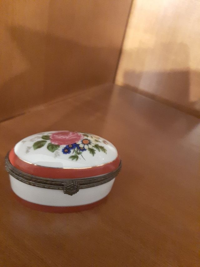 Pequeño cajita de porcelana.