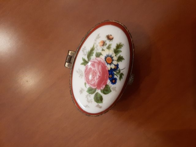 Pequeño cajita de porcelana.