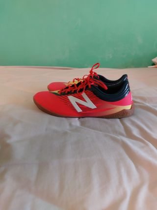 Zapatillas fútbol sala de segunda mano por 21 EUR en Barcelona en WALLAPOP