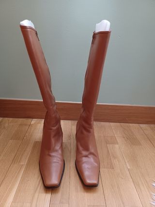 Botas altas de piel color camel talla 39 de segunda mano por 45 EUR en  Madrid en WALLAPOP