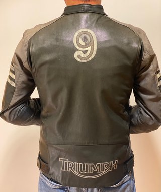 CAZADORA CUERO TRIUMPH de segunda mano por 150 EUR en Vigo en WALLAPOP
