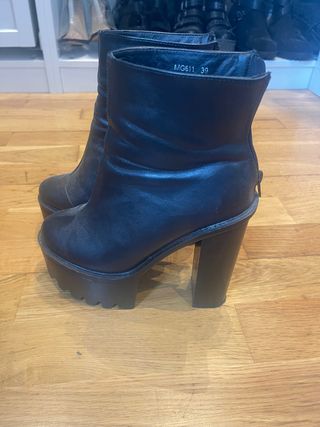 Botines plataforma tacon de segunda mano por 12 EUR en Santurtzi en WALLAPOP