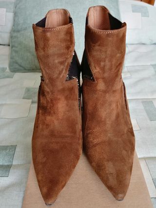 Botines de tacón de mujer de Krack en serraje. de segunda mano por 26 EUR  en Lugo en WALLAPOP