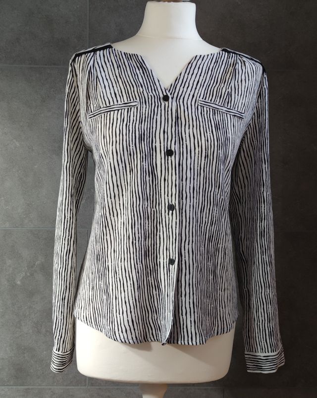 Camisa blanca de rayas desiguales negras