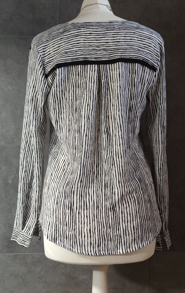 Camisa blanca de rayas desiguales negras