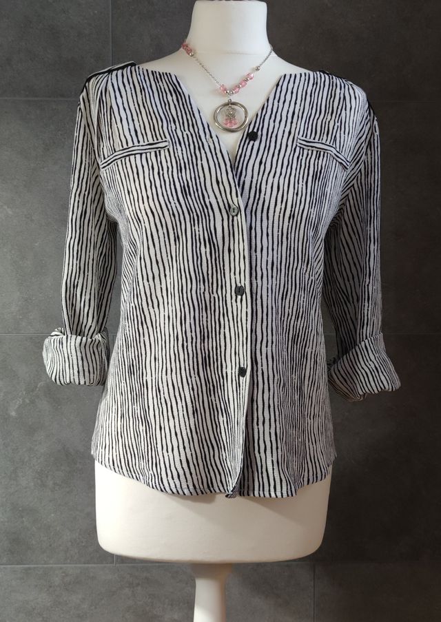 Camisa blanca de rayas desiguales negras