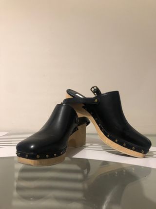 Zueco madera Stradivarius. de segunda mano por 15 EUR en Madrid en WALLAPOP