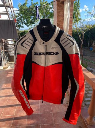Chaqueta de cuero de moto de segunda mano en Córdoba en WALLAPOP