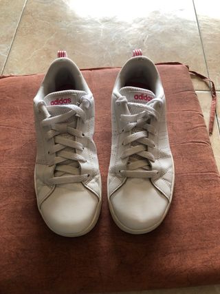 Zapatillas Adidas básicas T.36 de segunda mano por 5 EUR en Almenara en  WALLAPOP