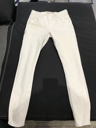 Vaquero blanco premama de segunda mano por 10 EUR en Valladolid en WALLAPOP