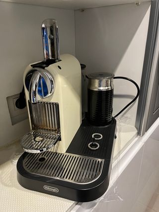 Cafetera Nespresso De\\'Longhi con Aeroccino de segunda mano por 25 EUR en  Barcelona en WALLAPOP