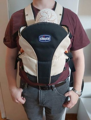 Mochila porteo chicco de segunda mano por 5 EUR en Madrid en WALLAPOP