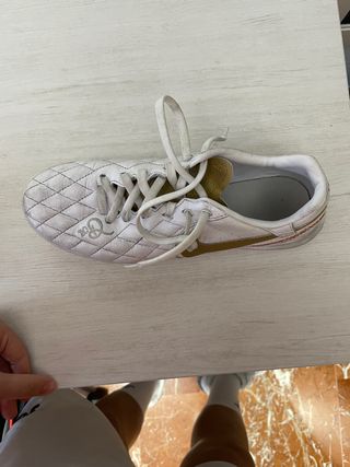 Botas fútbol suela turf Nike T40 de segunda mano por 20 EUR en Huelva en  WALLAPOP