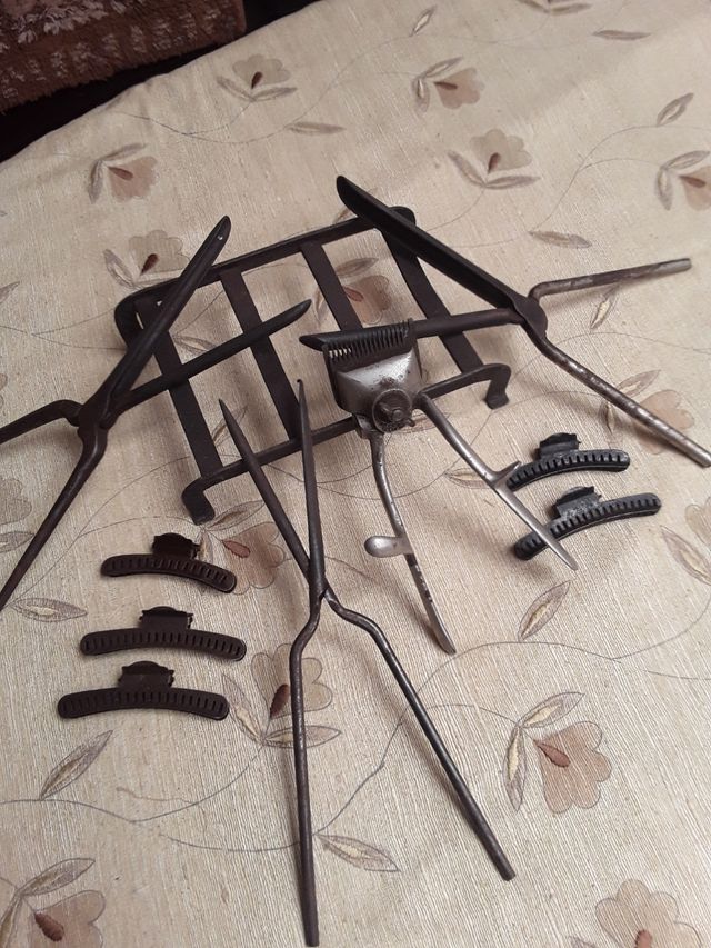 Utensílios de cabeleireiro antigos para cabelos cacheados