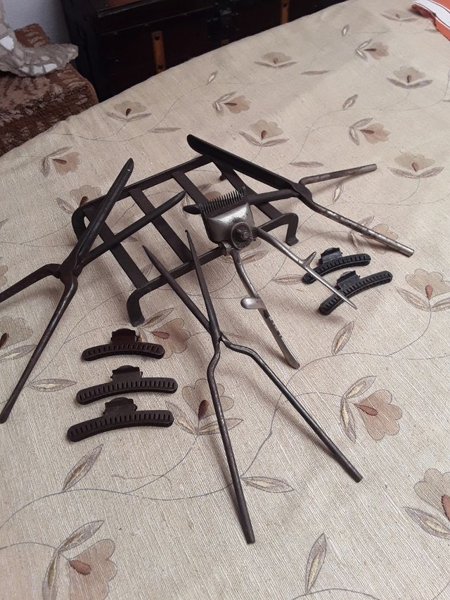 Utensílios de cabeleireiro antigos para cabelos cacheados