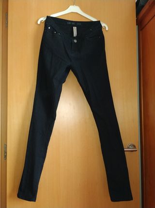 Vaqueros elásticos negros T.40 Primark de segunda mano por 6 EUR en  Alicante en WALLAPOP