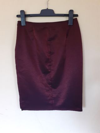 Falda midi burdeos brillo Zara M calidad impecable de segunda mano por 14  EUR en Sada en WALLAPOP