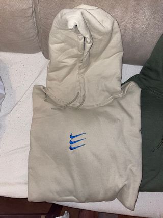 SUDADERA TRIPLE NIKE de segunda mano por 32 EUR en Madrid en WALLAPOP