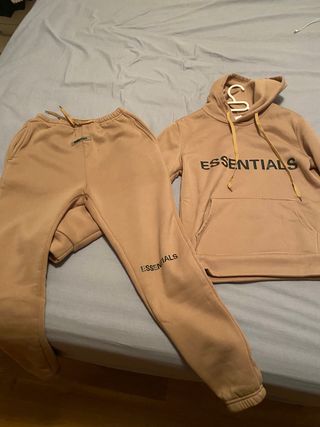 Chandal pantalón y sudadera essentials fear of god de segunda mano por 35  EUR en Castellón de la Plana en WALLAPOP