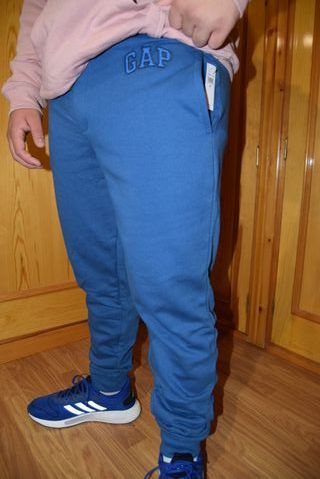 GAP pantalón chandal-jogger de segunda mano por 25 EUR en Guadalajara en  WALLAPOP