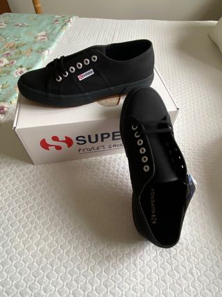 Zapatillas Superga negras de segunda mano por 25 EUR en Alpedrete en  WALLAPOP