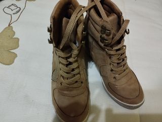 Zapatos con cuña por dentro N.39 de segunda mano por 5 EUR en Tomelloso en  WALLAPOP