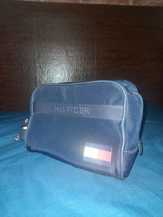 Bolso\\/Neceser Tommy Hilfiger hombre de segunda mano por 25 EUR en  Tamaraceite en WALLAPOP