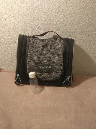 Neceser deportivo Pull and Bear de segunda mano por 5 EUR en Sevilla en  WALLAPOP