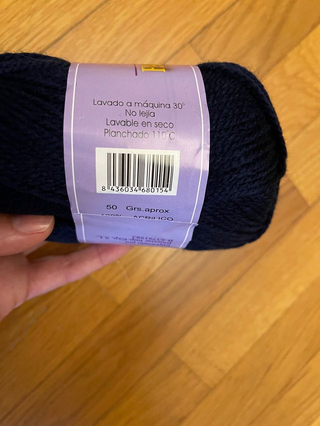 Ovillos lana azul marino y agujas tejer
