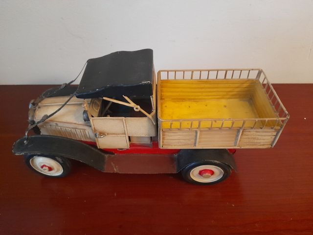 Juguete antiguo Camioneta de granjero de hojalata.