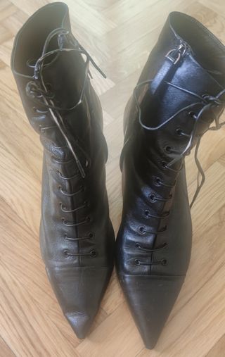 Botines negros cordones tacón y punta fina de segunda mano por 12 EUR en  Madrid en WALLAPOP