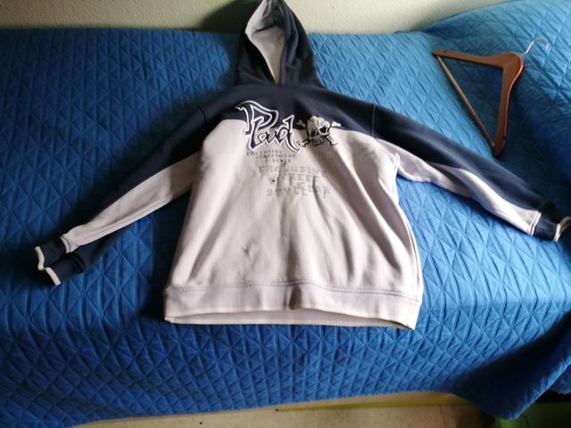 sudadera gruesa azul con calavera blanca talla M