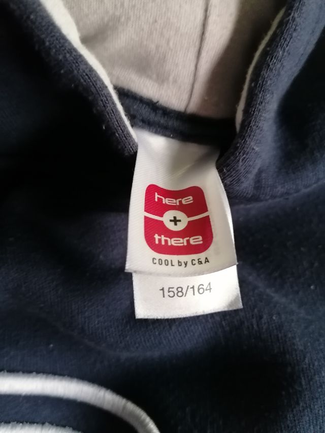 sudadera gruesa azul con calavera blanca talla M