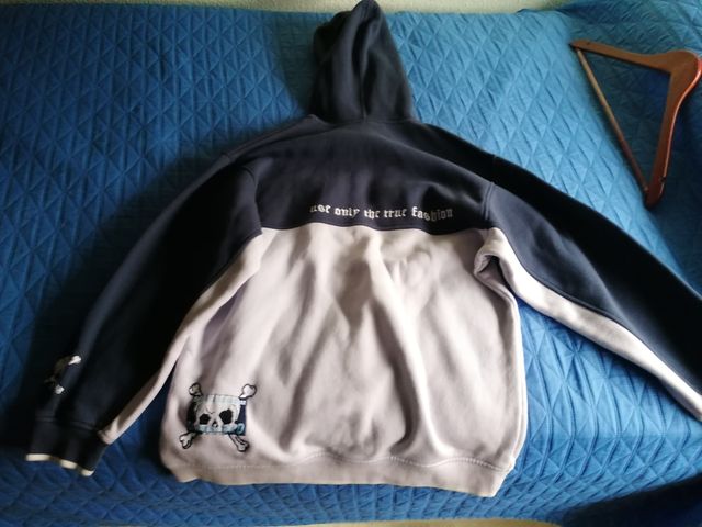 sudadera gruesa azul con calavera blanca talla M