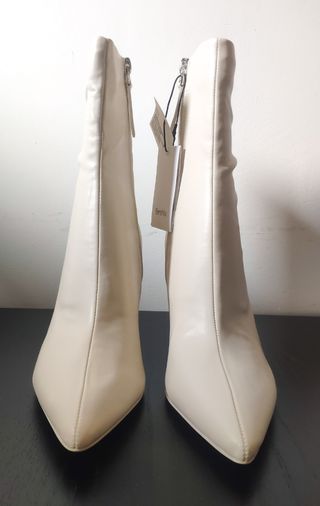 Botas tacón bershka P.V.P49\\'99€ de segunda mano por 33 EUR en A Coruña en  WALLAPOP