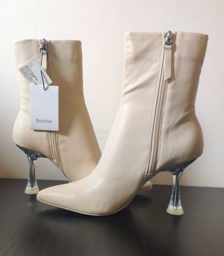 Botas tacón bershka P.V.P49\\'99€ de segunda mano por 33 EUR en A Coruña en  WALLAPOP