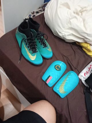 BOTAS FUTBOL SALA NIKE MERCURIAL CR7 de segunda mano por 70 EUR en Valencia  en WALLAPOP