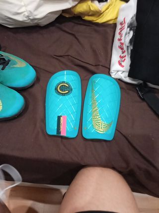 BOTAS FUTBOL SALA NIKE MERCURIAL CR7 de segunda mano por 70 EUR en Valencia  en WALLAPOP
