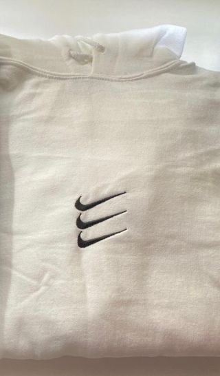 Sudadera blanca triple Nike de segunda mano por 45 EUR en Barcelona en  WALLAPOP