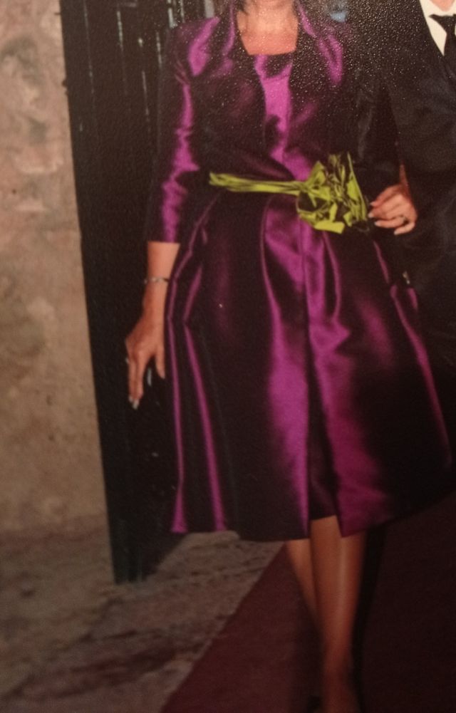 conjunto de ceremonia, vestido y abriguito fino.