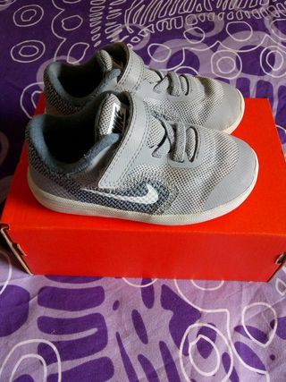 Zapatillas Nike talla 23,5 de segunda mano por 4 EUR en Madrid en WALLAPOP