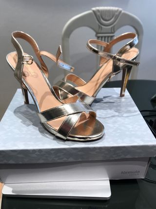Sandalia dorada fiesta de segunda mano por 20 EUR en Valladolid en WALLAPOP