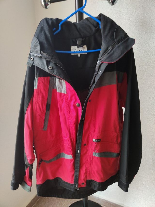 Abrigo Anorak, de la marca Iturri en rojo y negro