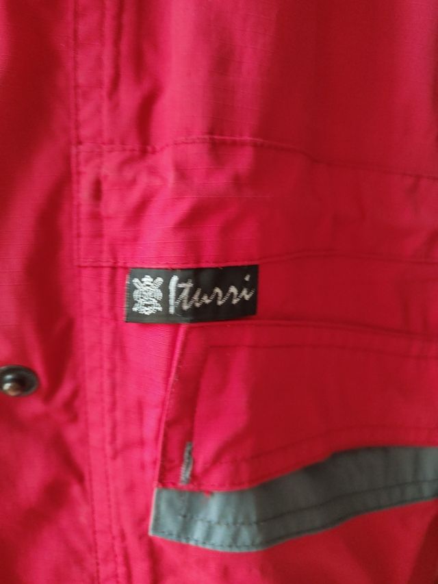 Abrigo Anorak, de la marca Iturri en rojo y negro