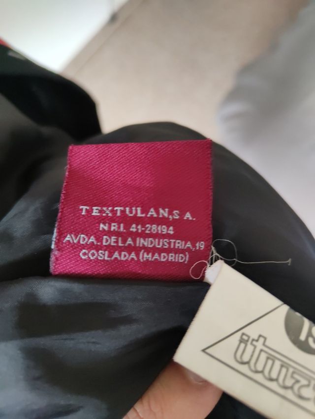 Abrigo Anorak, de la marca Iturri en rojo y negro
