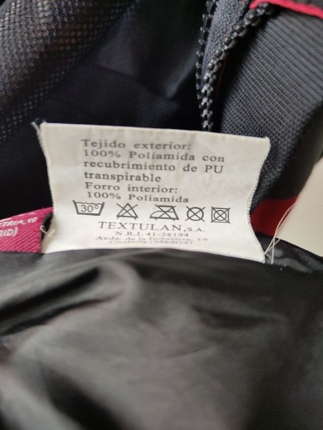 Abrigo Anorak, de la marca Iturri en rojo y negro