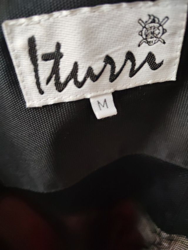 Abrigo Anorak, de la marca Iturri en rojo y negro