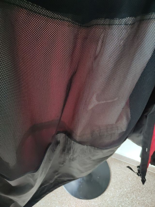 Abrigo Anorak, de la marca Iturri en rojo y negro